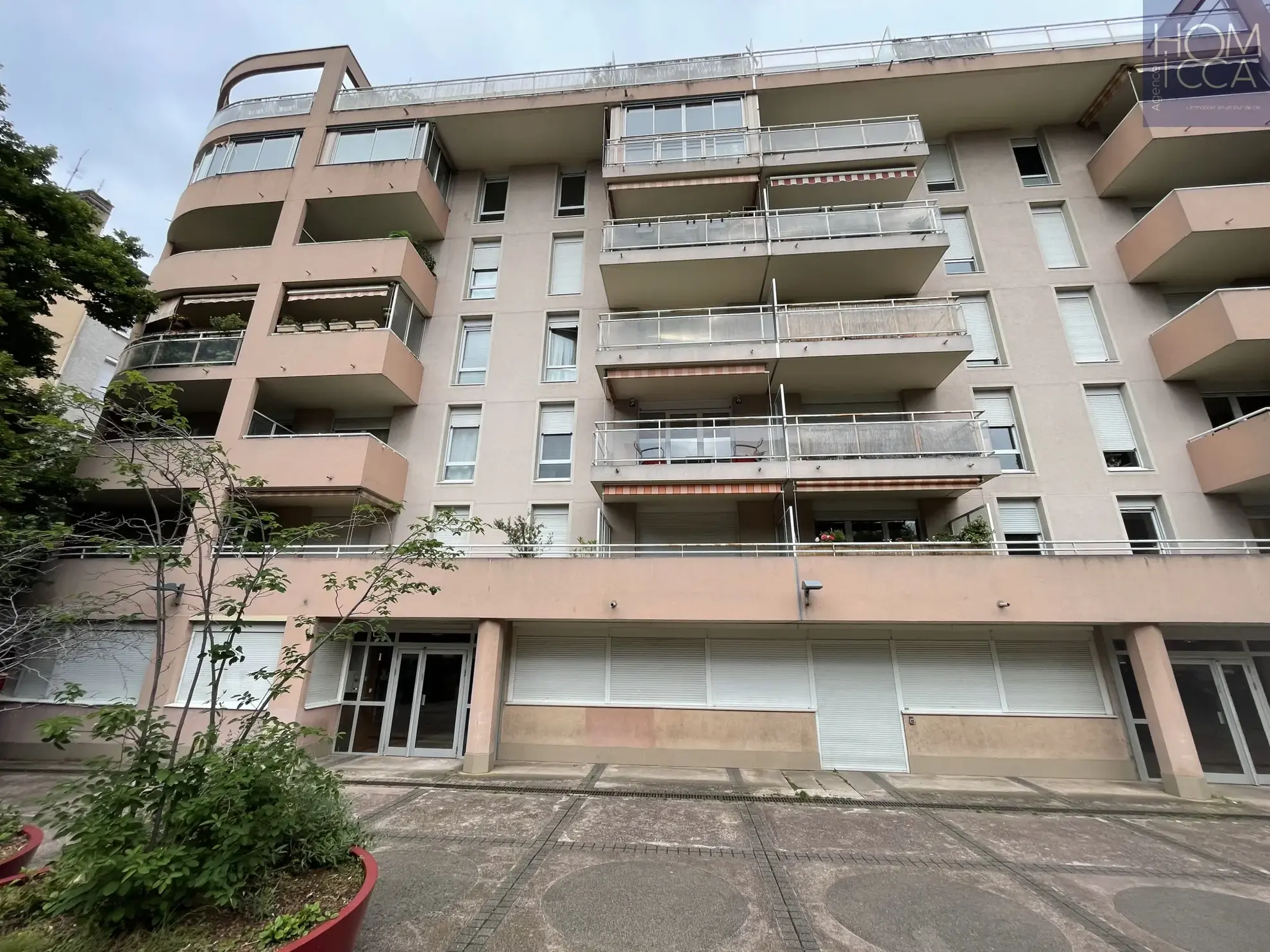 Comme neuf, T2 lumineux de 52,54 m² avec balcon, cave et garage à Villeurbanne, proximité métro Charpennes 