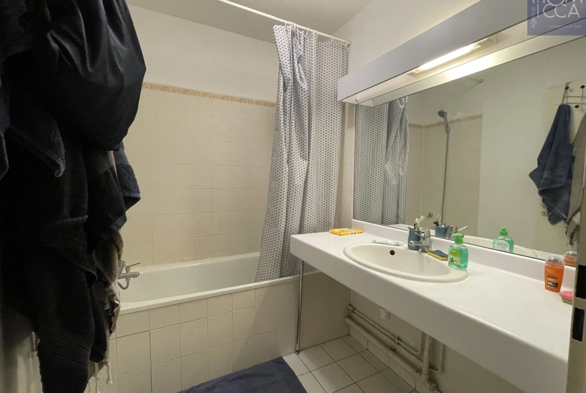 Comme neuf, T2 lumineux de 52,54 m² avec balcon, cave et garage à Villeurbanne, proximité métro Charpennes 