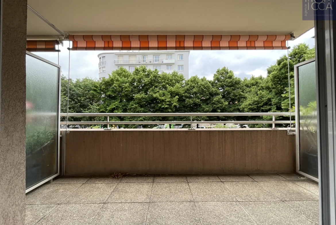 Comme neuf, T2 lumineux de 52,54 m² avec balcon, cave et garage à Villeurbanne, proximité métro Charpennes 