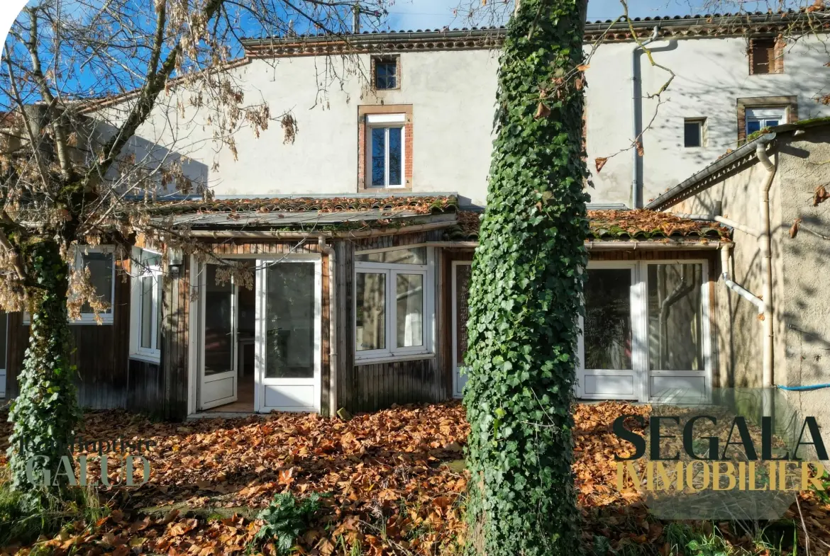 Maison bourgeoise avec local commercial et jardin à Blaye-les-Mines 