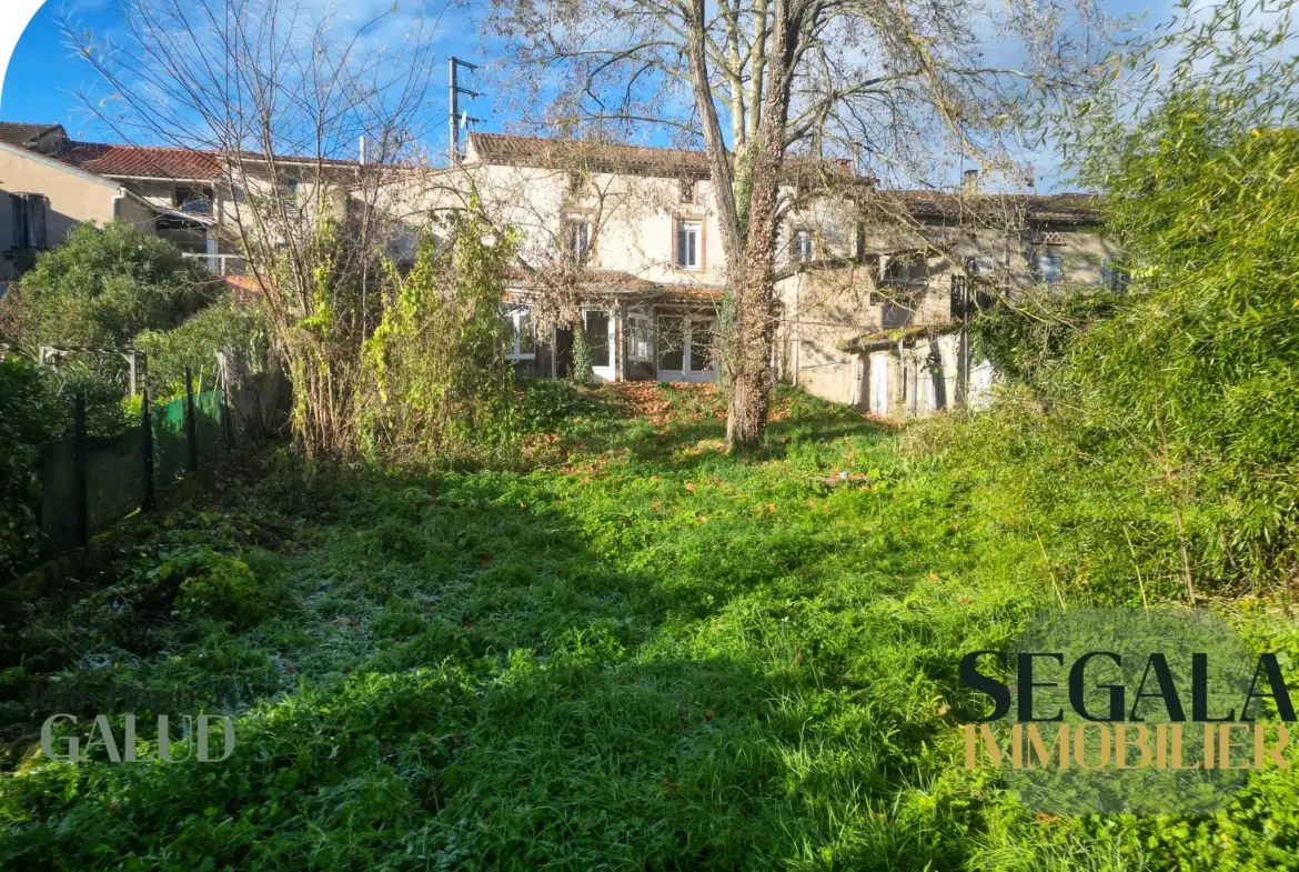 Maison bourgeoise avec local commercial et jardin à Blaye-les-Mines 