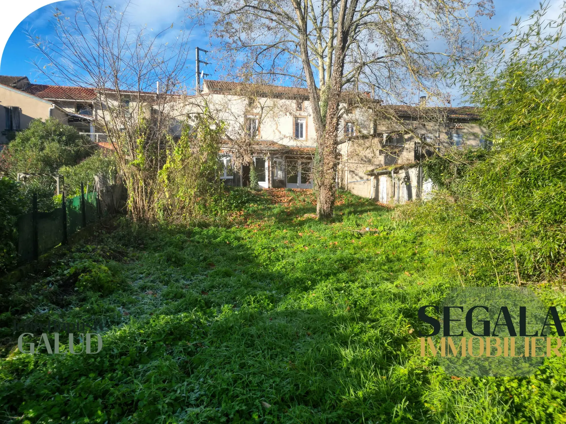 Maison bourgeoise avec local commercial et jardin à Blaye-les-Mines 