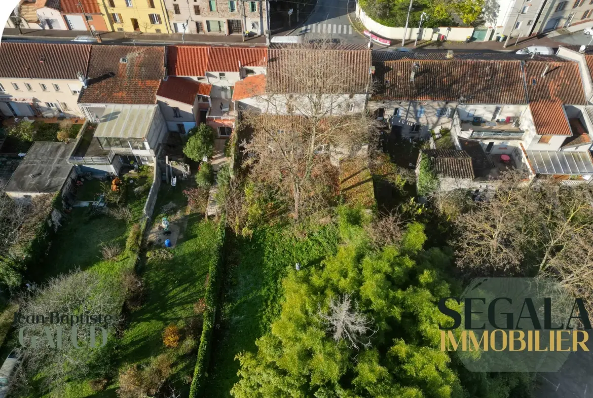 Maison bourgeoise avec local commercial et jardin à Blaye-les-Mines 