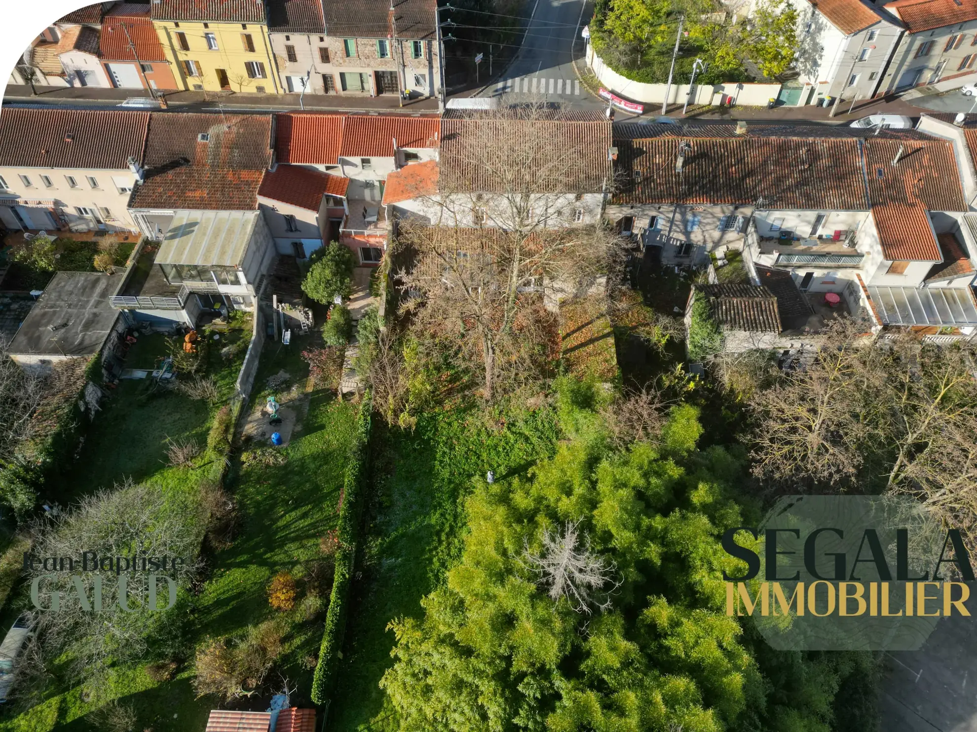 Maison bourgeoise avec local commercial et jardin à Blaye-les-Mines 
