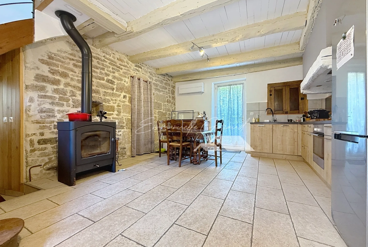 Maison en pierre rénovée à Verrières - Charmante maison de village avec garage et panneaux solaires 