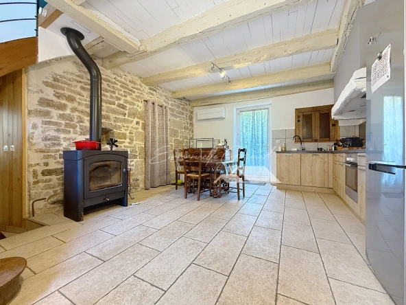 Maison en pierre rénovée à Verrières - Charmante maison de village avec garage et panneaux solaires