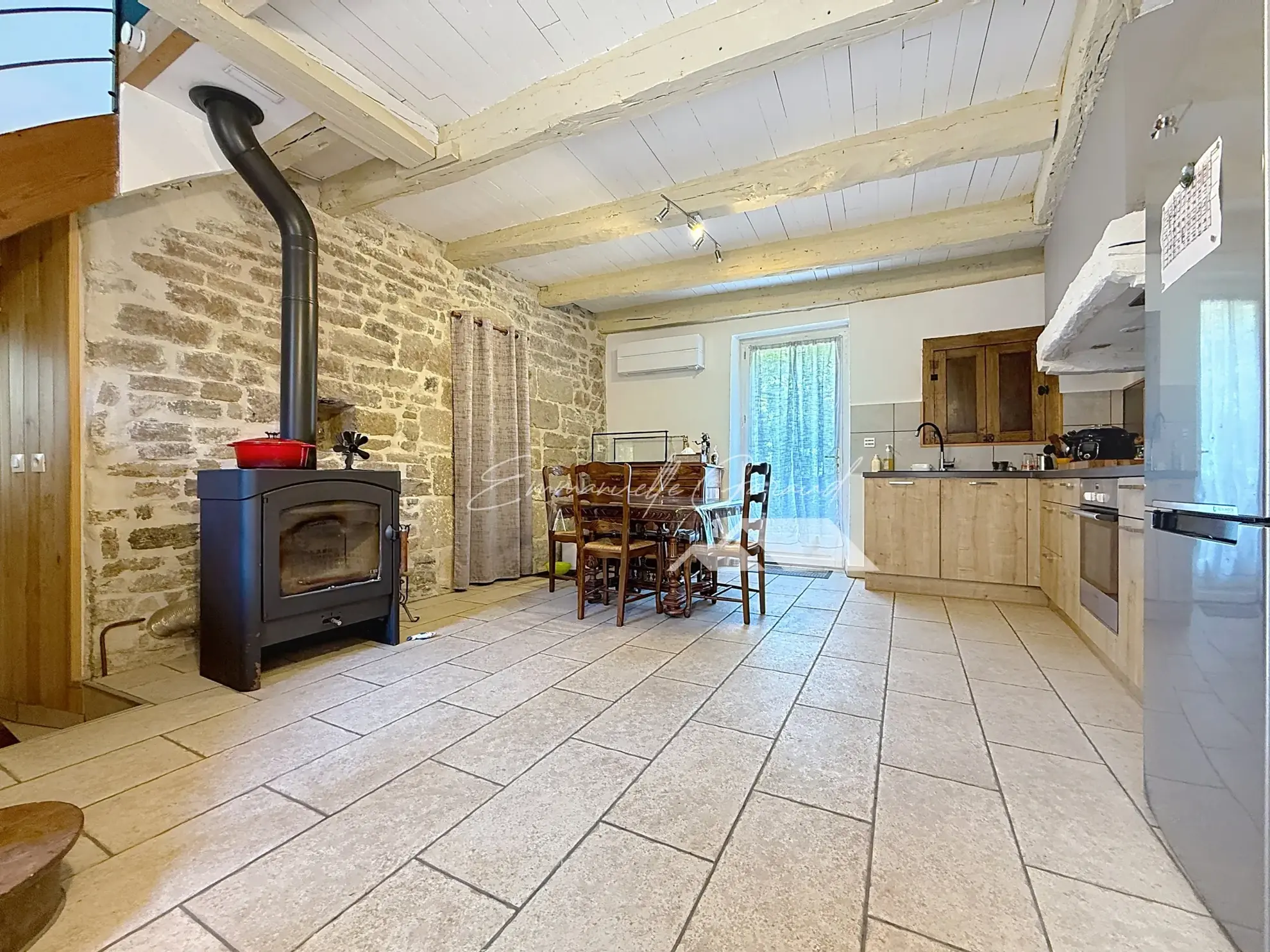 Maison en pierre rénovée à Verrières - Charmante maison de village avec garage et panneaux solaires 