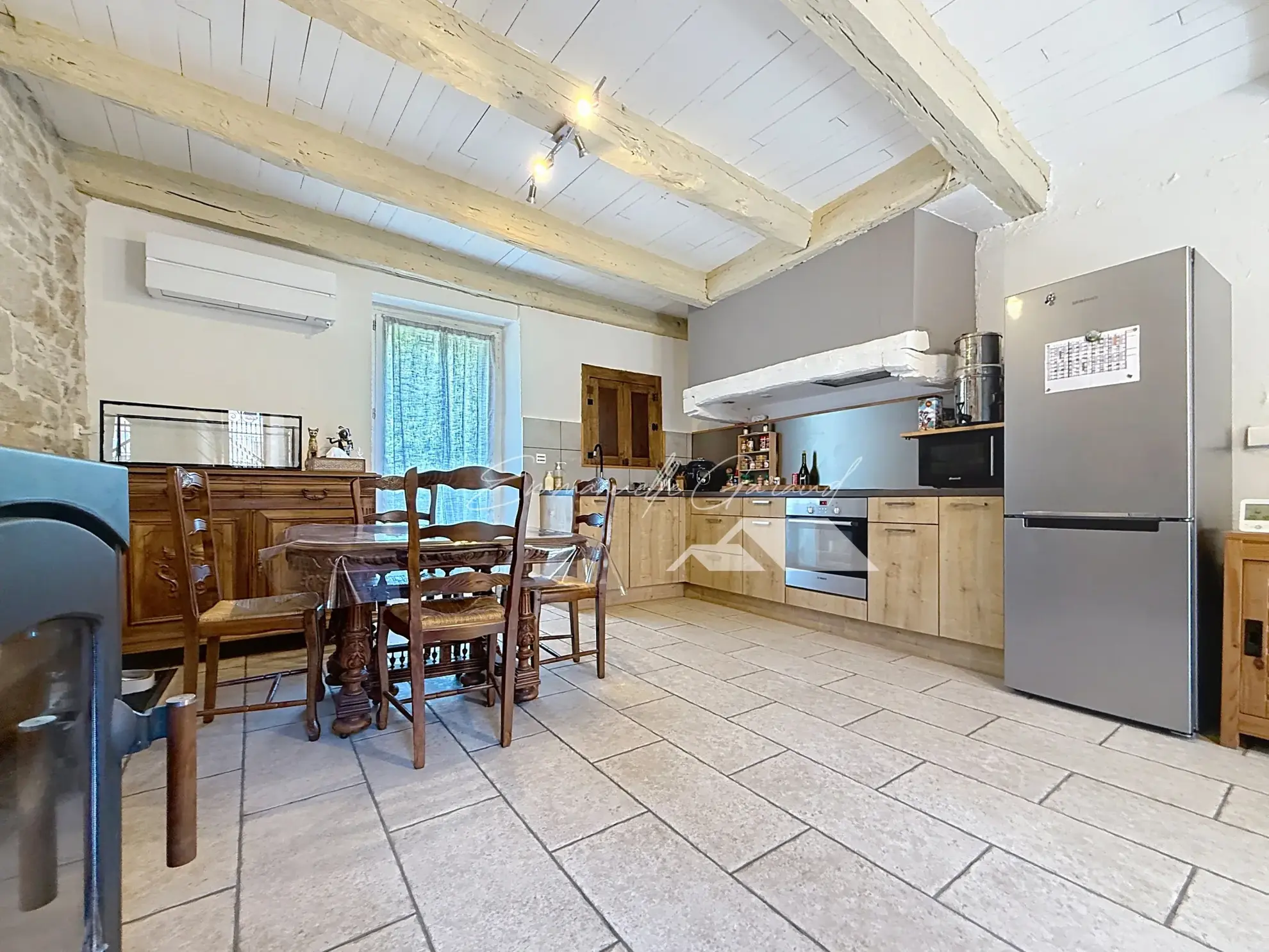 Maison en pierre rénovée à Verrières - Charmante maison de village avec garage et panneaux solaires 