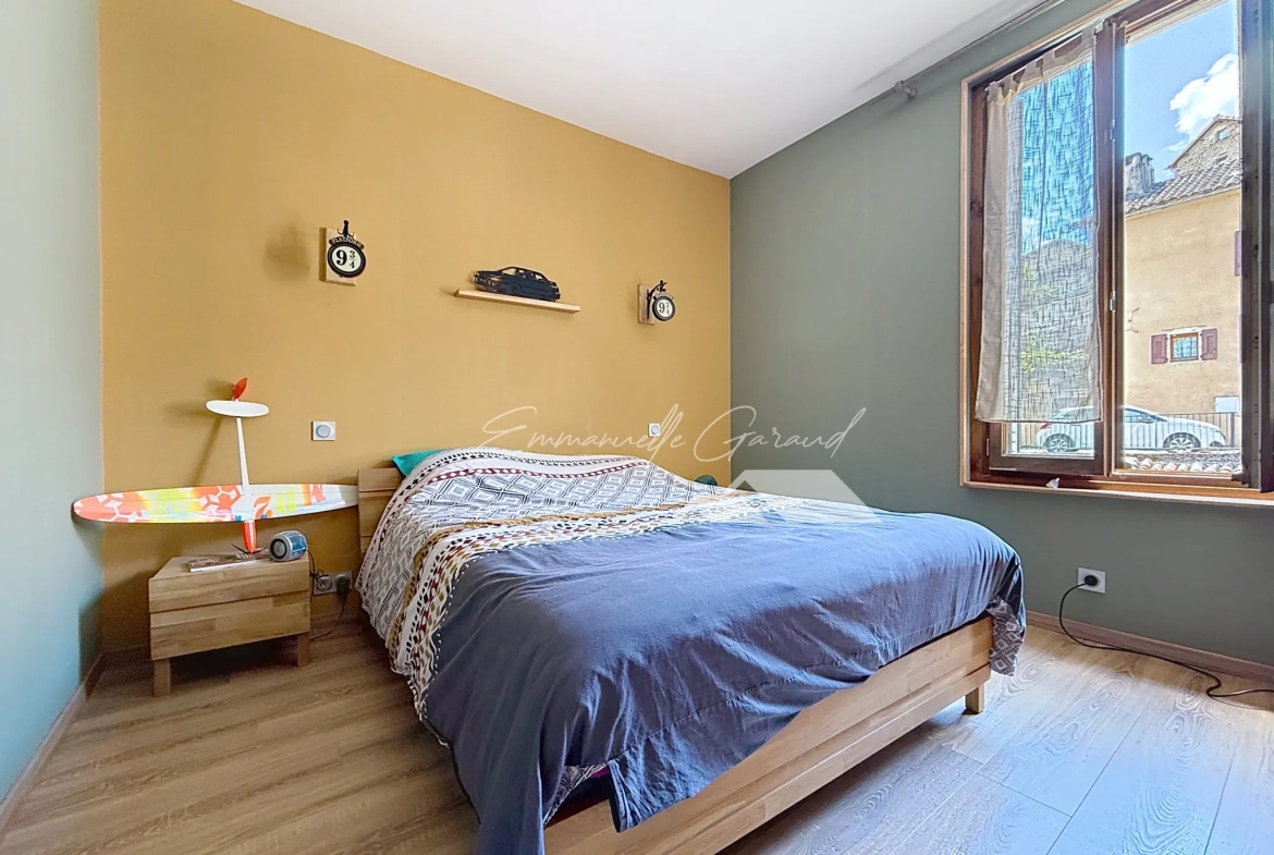 Maison en pierre rénovée à Verrières - Charmante maison de village avec garage et panneaux solaires 