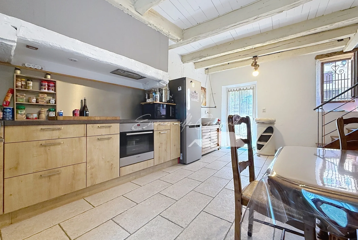 Maison en pierre rénovée à Verrières - Charmante maison de village avec garage et panneaux solaires 