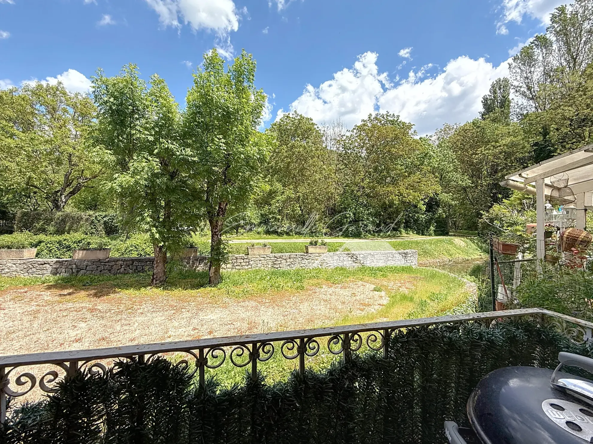 Maison en pierre rénovée à Verrières - Charmante maison de village avec garage et panneaux solaires 