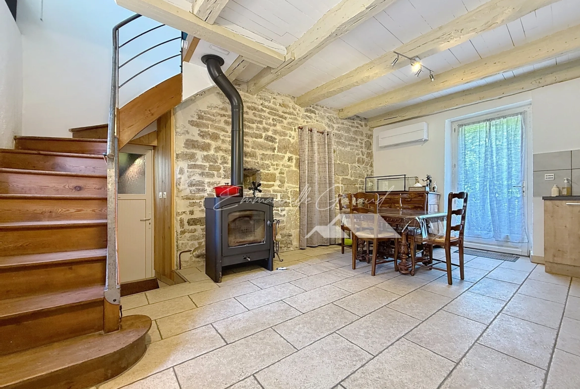 Maison en pierre rénovée à Verrières - Charmante maison de village avec garage et panneaux solaires 