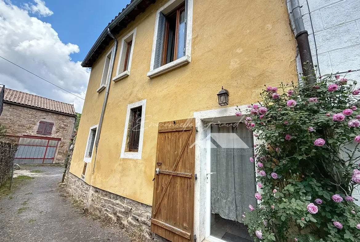 Maison en pierre rénovée à Verrières - Charmante maison de village avec garage et panneaux solaires 