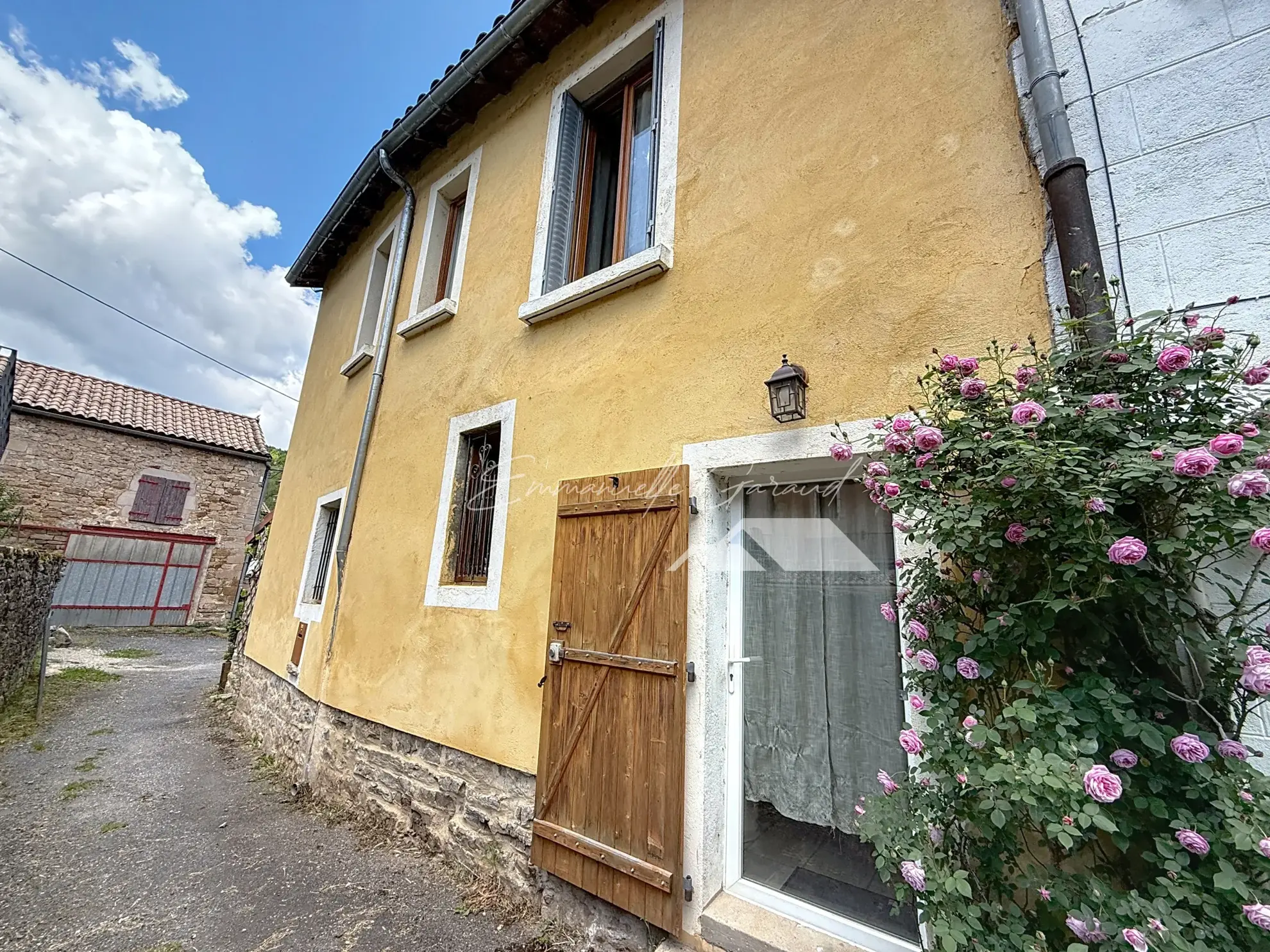 Maison en pierre rénovée à Verrières - Charmante maison de village avec garage et panneaux solaires 