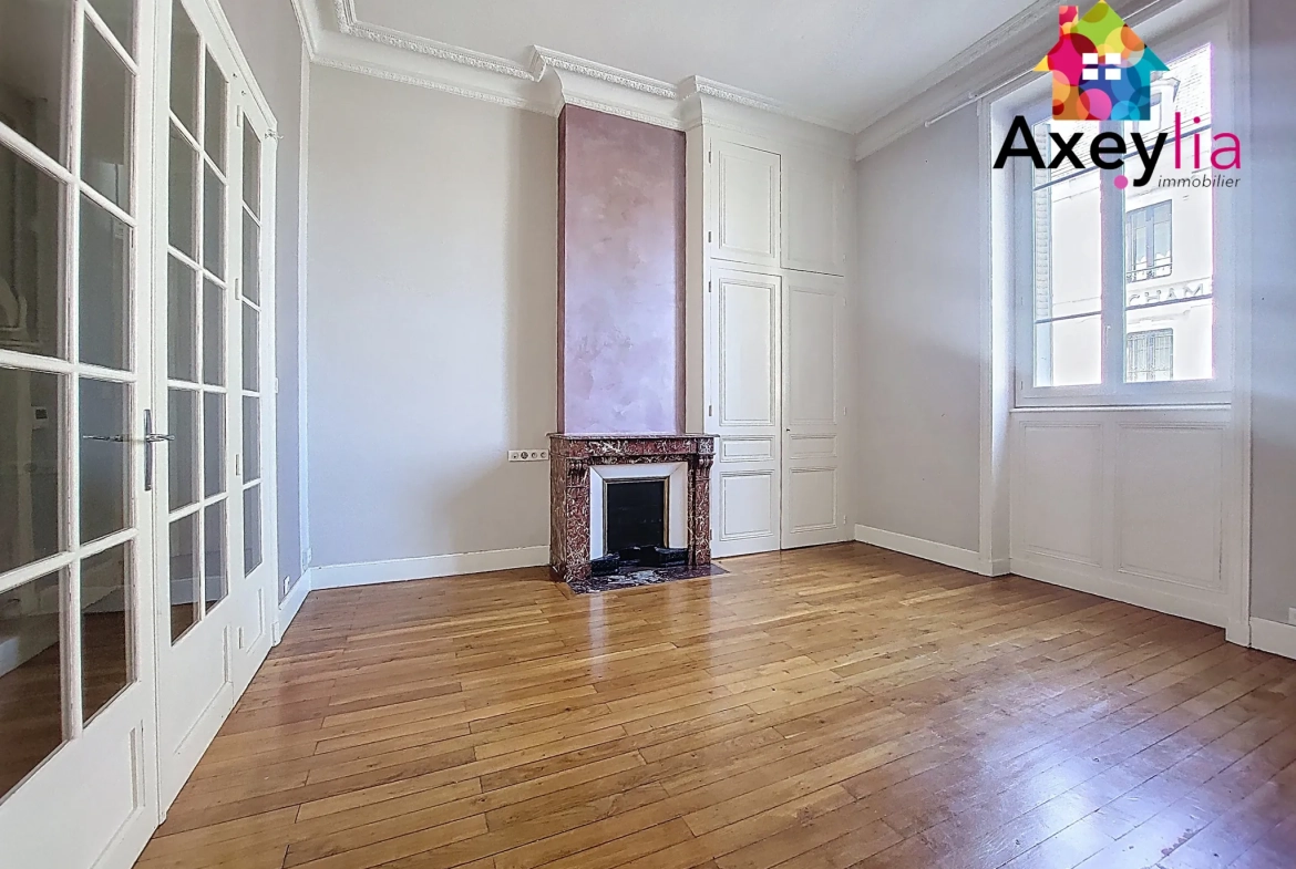 A vendre appartement T5 rénové dans le centre de Roanne - Charme haussmannien 