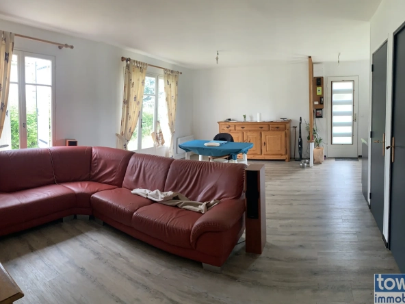 Maison de plain-pied à Mazeray (17400) avec 4 chambres et garage sur terrain de 2300 m²