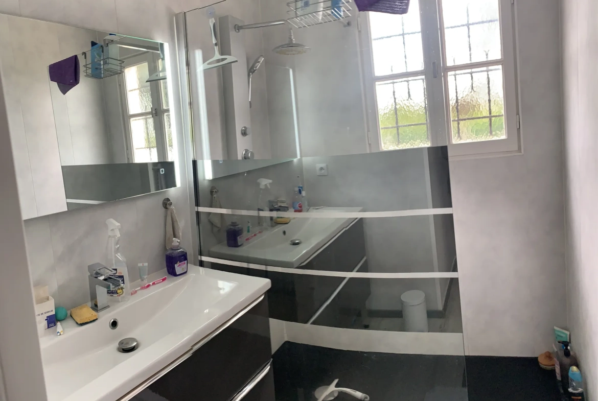 Maison de plain-pied à Mazeray avec garage et grand terrain de 2340 m² 