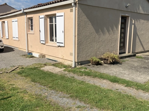 Maison de plain-pied à Mazeray avec garage et grand terrain de 2340 m²