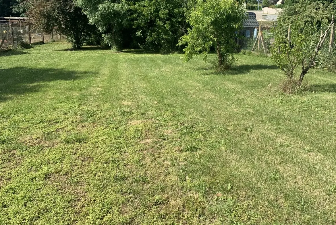 Maison de plain-pied à Mazeray avec garage et grand terrain de 2340 m² 