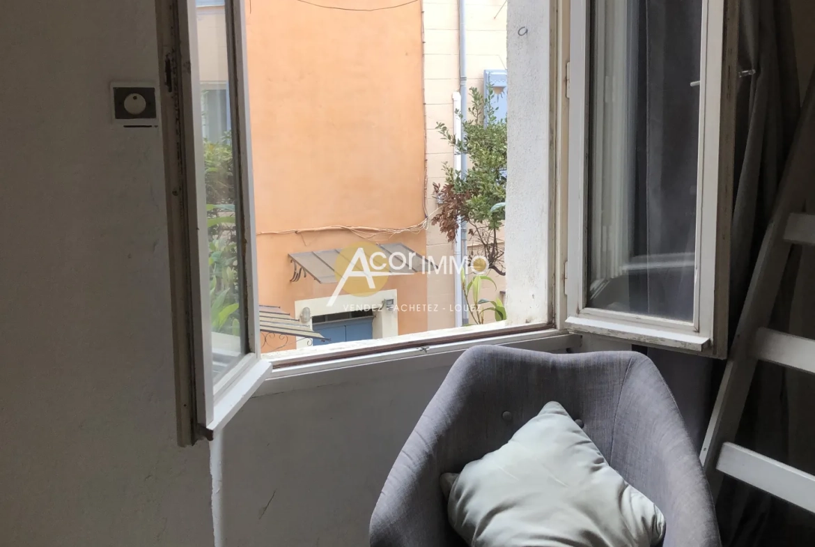 Studio meublé à vendre à Sanary-sur-Mer, idéal pour vacances ou pied-à-terre 