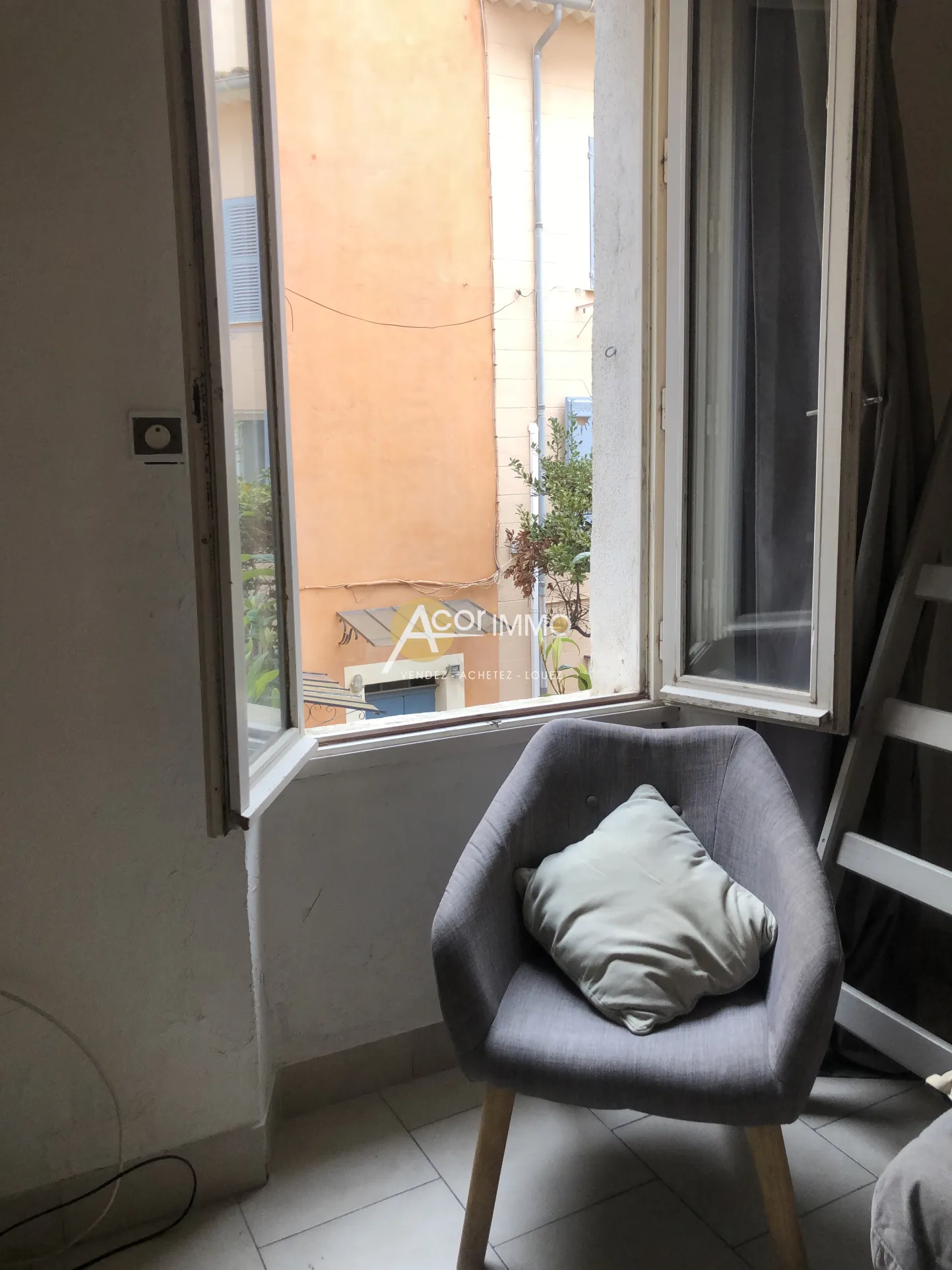 Studio meublé à vendre à Sanary-sur-Mer, idéal pour vacances ou pied-à-terre 