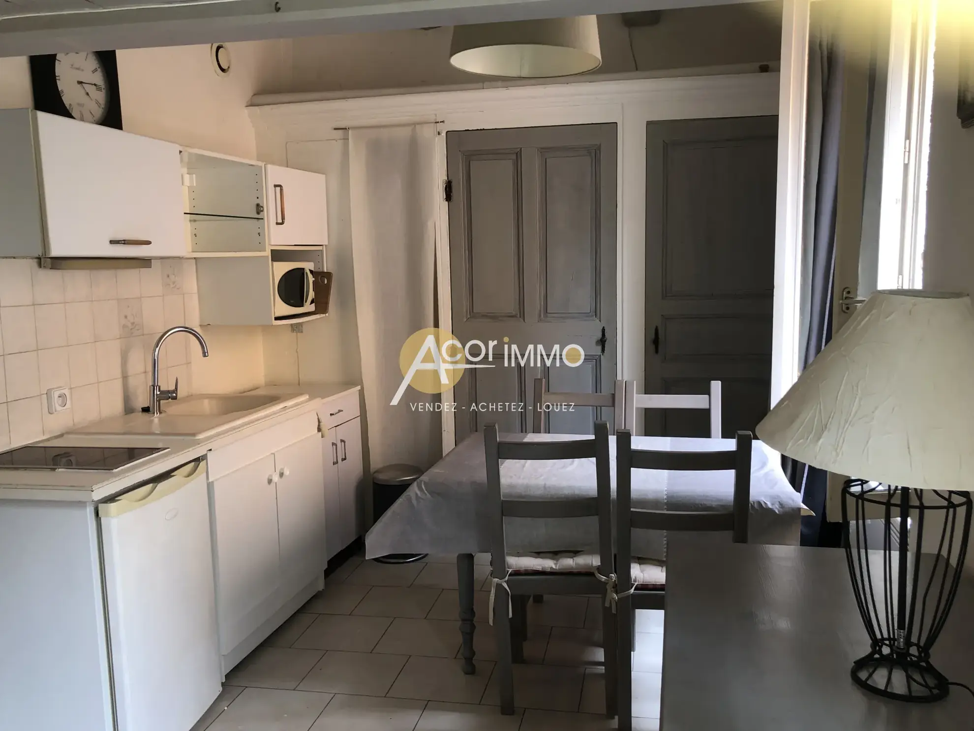 Studio meublé à vendre à Sanary-sur-Mer, idéal pour vacances ou pied-à-terre 