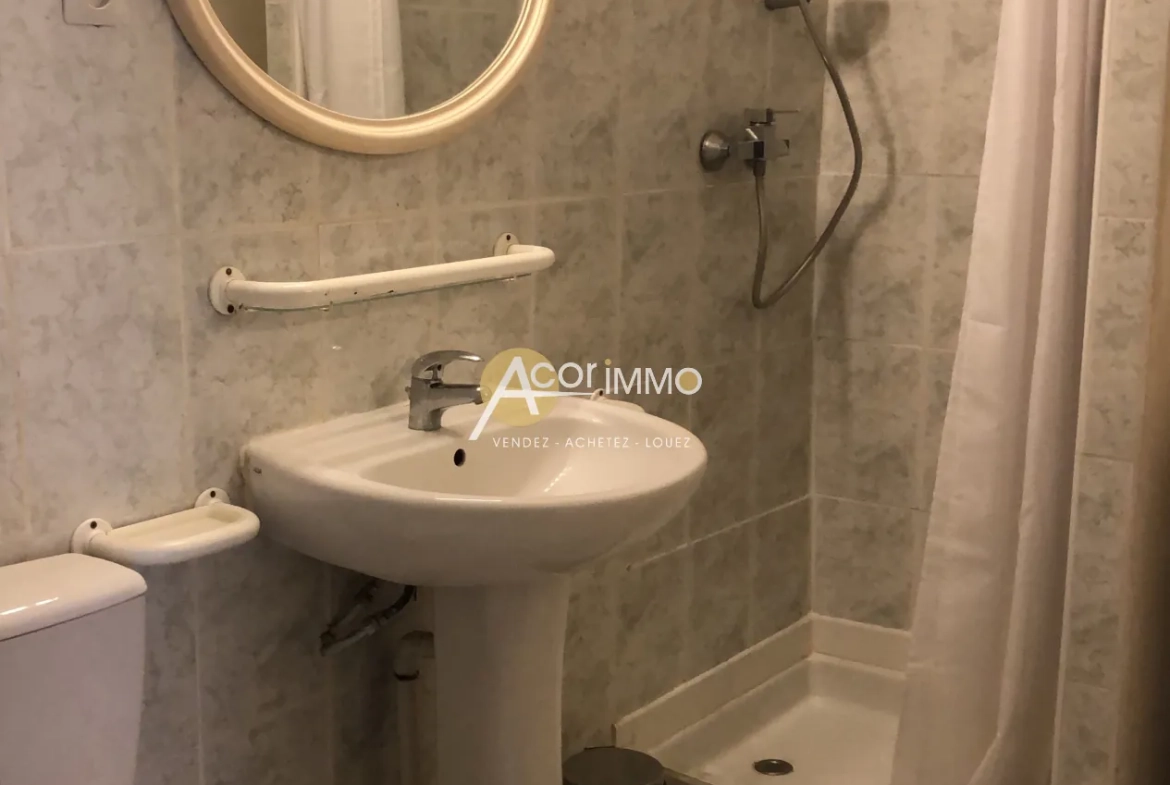 Studio meublé à vendre à Sanary-sur-Mer, idéal pour vacances ou pied-à-terre 