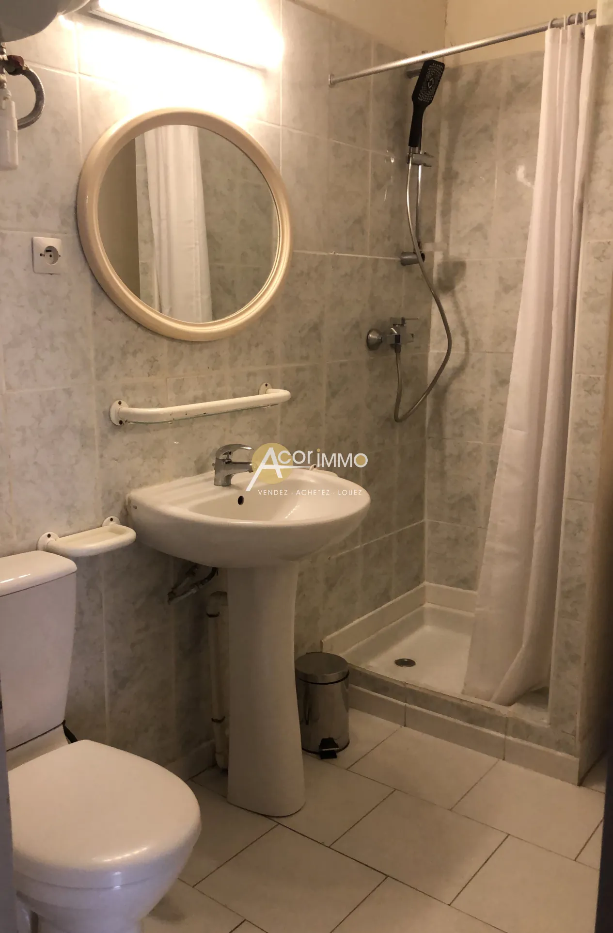 Studio meublé à vendre à Sanary-sur-Mer, idéal pour vacances ou pied-à-terre 