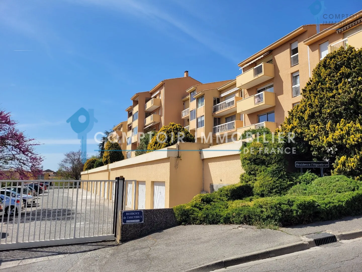 Bel appartement T3 avec vue à Apt – garage, balcon et résidence calme 