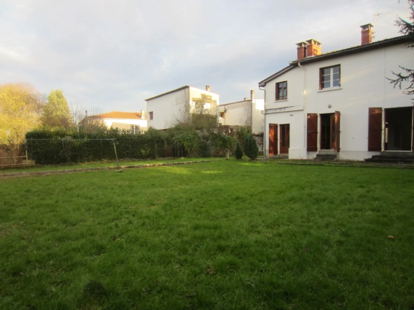 Belle maison des années 70 avec grand jardin à Saint-Girons