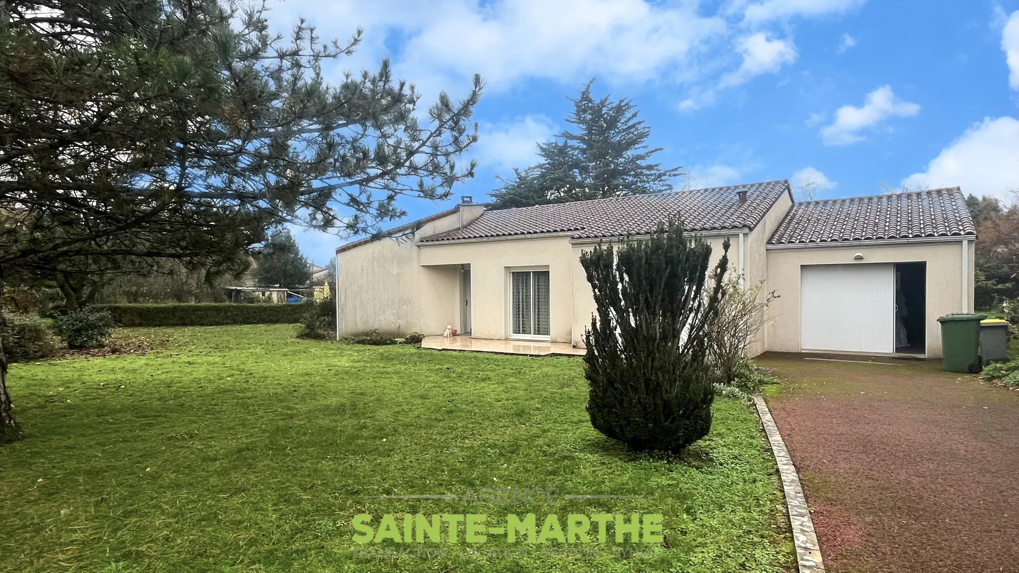 Vente d'un pavillon de plain-pied à Niort avec 3 chambres, garage et jardin 