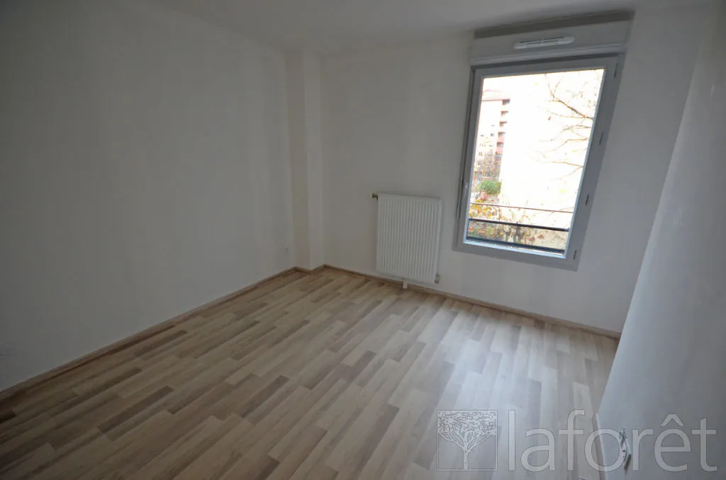 Appartement 2 pièces à Villeurbanne avec terrasse et parking 