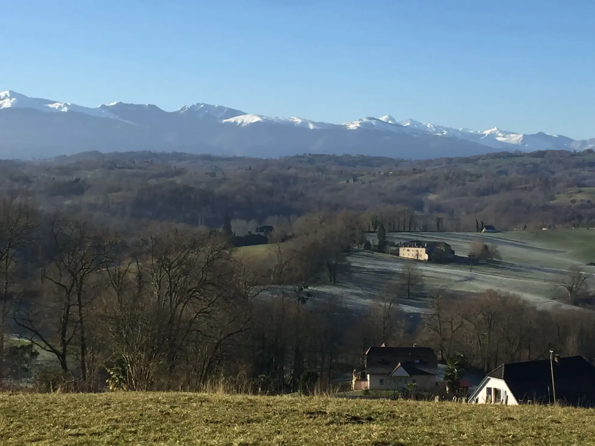Terrain constructible de 2 969 m² avec vue panoramique sur les Pyrénées à Lasseube 