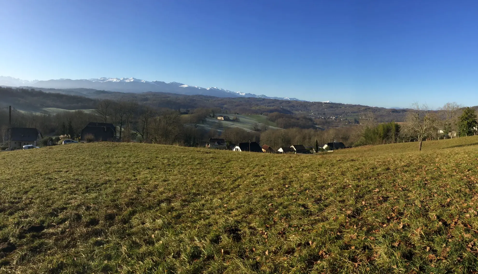Terrain constructible de 2 969 m² avec vue panoramique sur les Pyrénées à Lasseube 