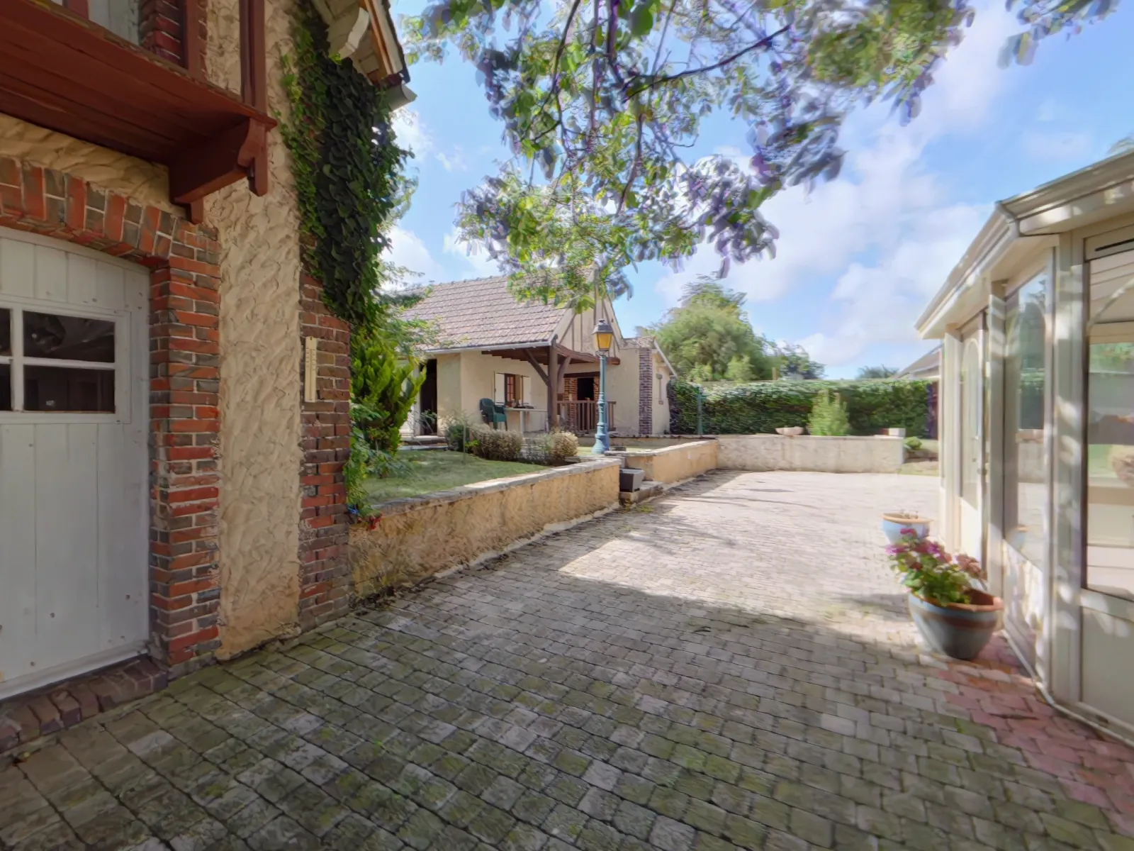 Belle maison rénovée avec annexes à Mignière, proximité Chartres 