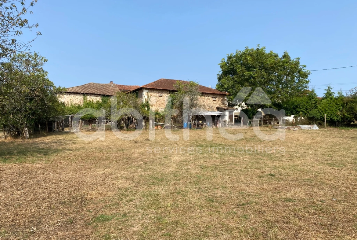 Maison à rénover avec grange aménageable et terrain de 2050m² à Chirac (16150) 