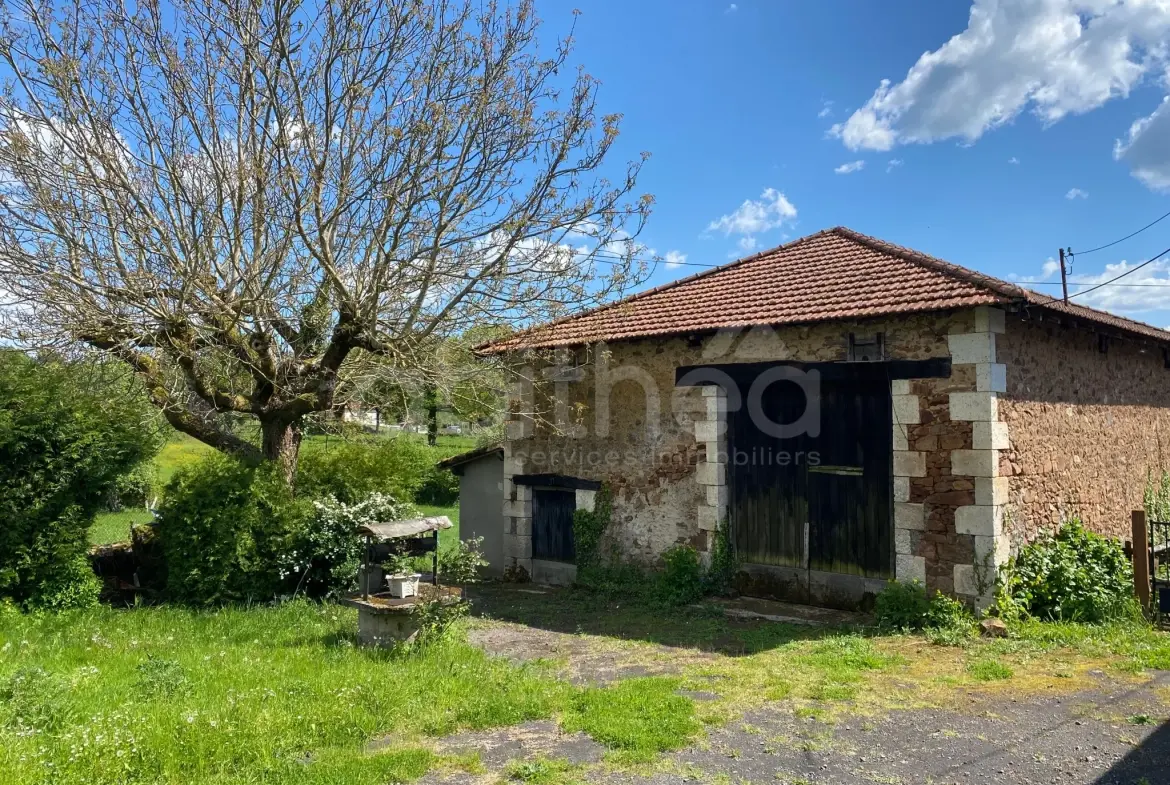 Maison à rénover avec grange aménageable et terrain de 2050m² à Chirac (16150) 