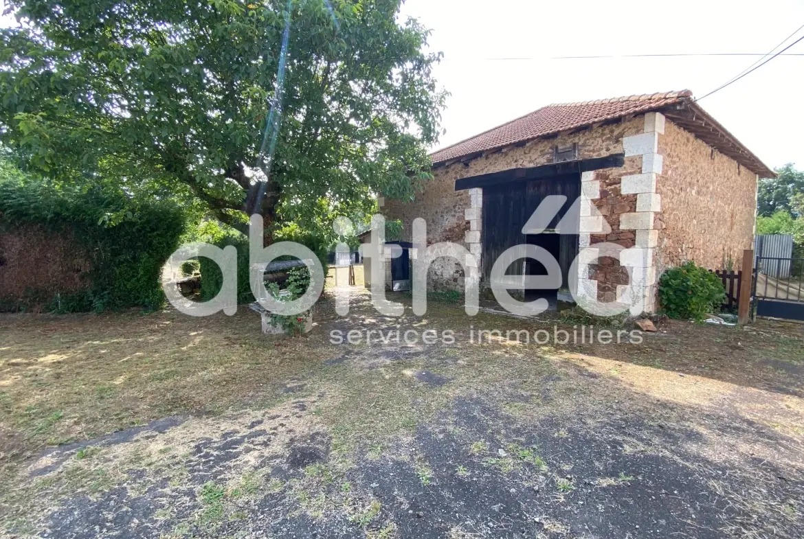 Maison à rénover avec grange aménageable et terrain de 2050m² à Chirac (16150) 