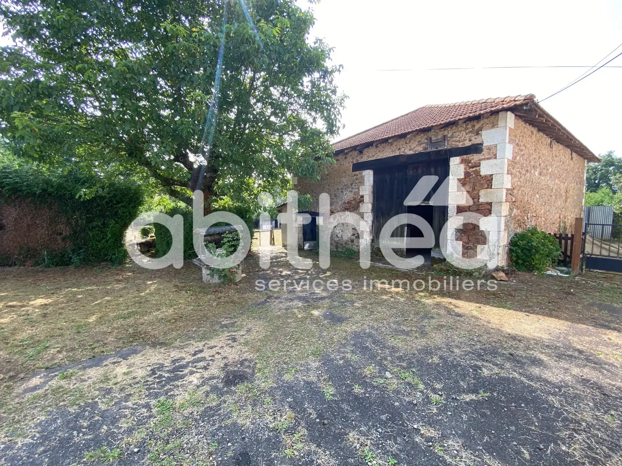 Maison à rénover avec grange aménageable et terrain de 2050m² à Chirac (16150) 
