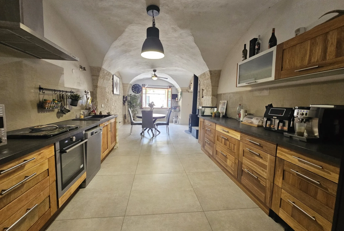 Maison de village à Lunel-Viel avec 4 chambres, espace agréable et prestations modernes 