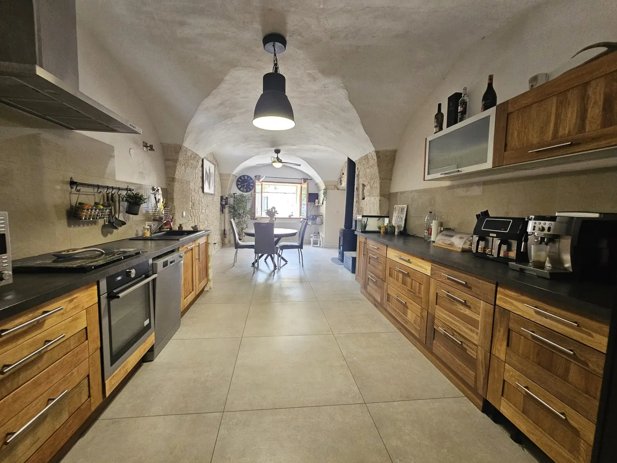 Maison de village à Lunel-Viel avec 4 chambres, espace agréable et prestations modernes 