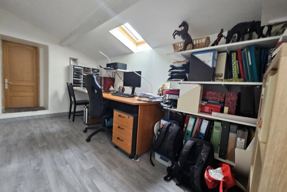 Maison de village à Lunel-Viel avec 4 chambres, espace agréable et prestations modernes 