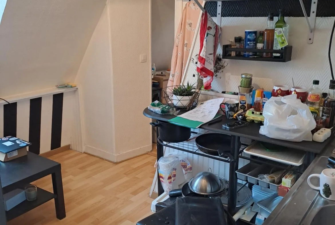 Appartement 2 pièces rénové avec vue sur les toits de Paris proche Gare Saint-Lazare 