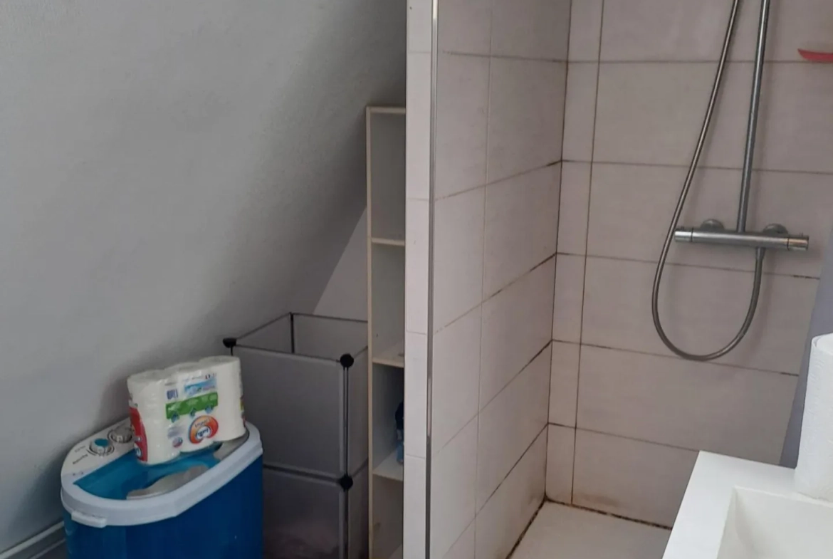 Appartement 2 pièces rénové avec vue sur les toits de Paris proche Gare Saint-Lazare 