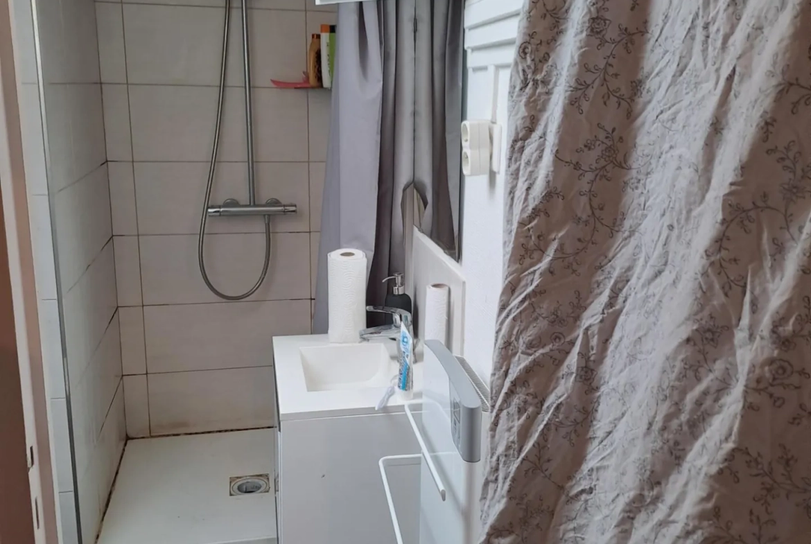 Appartement 2 pièces rénové avec vue sur les toits de Paris proche Gare Saint-Lazare 