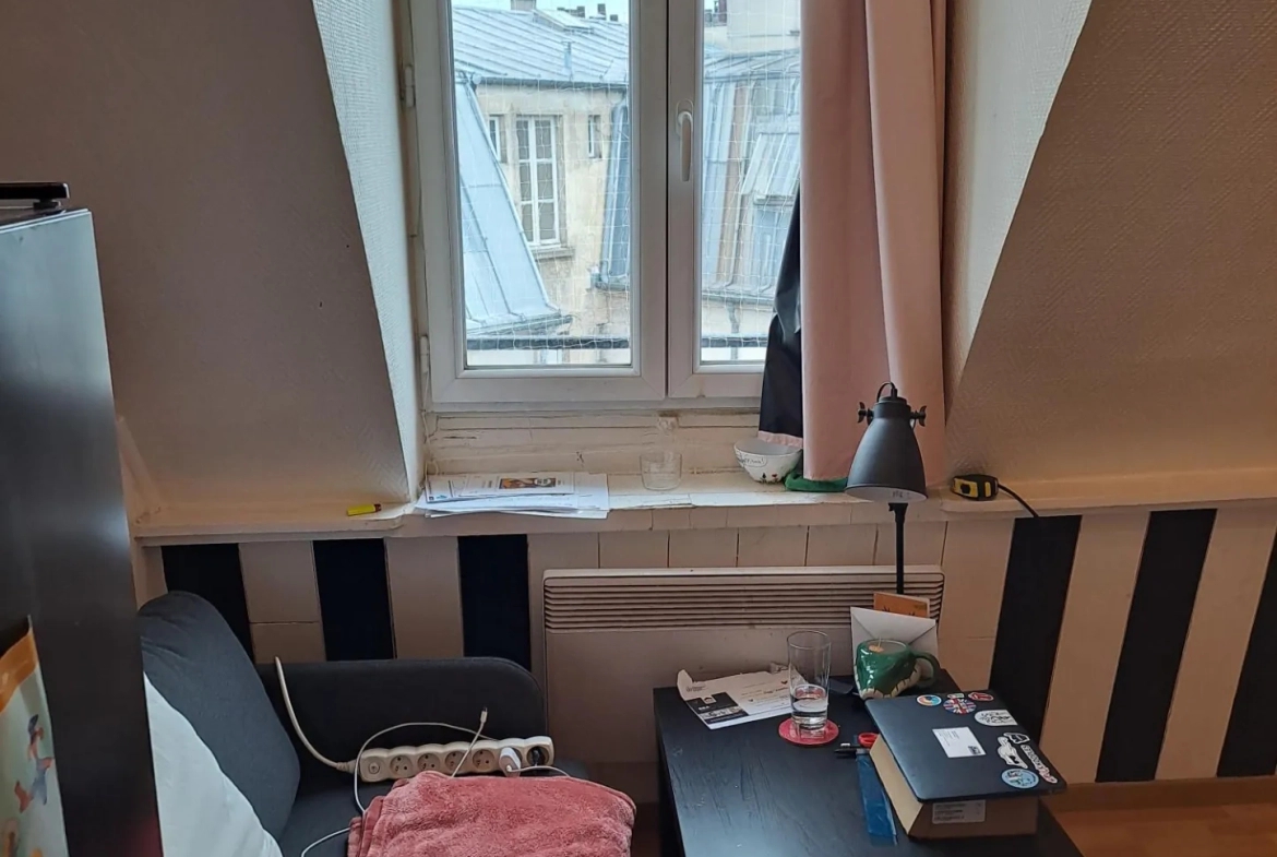 Appartement 2 pièces rénové avec vue sur les toits de Paris proche Gare Saint-Lazare 