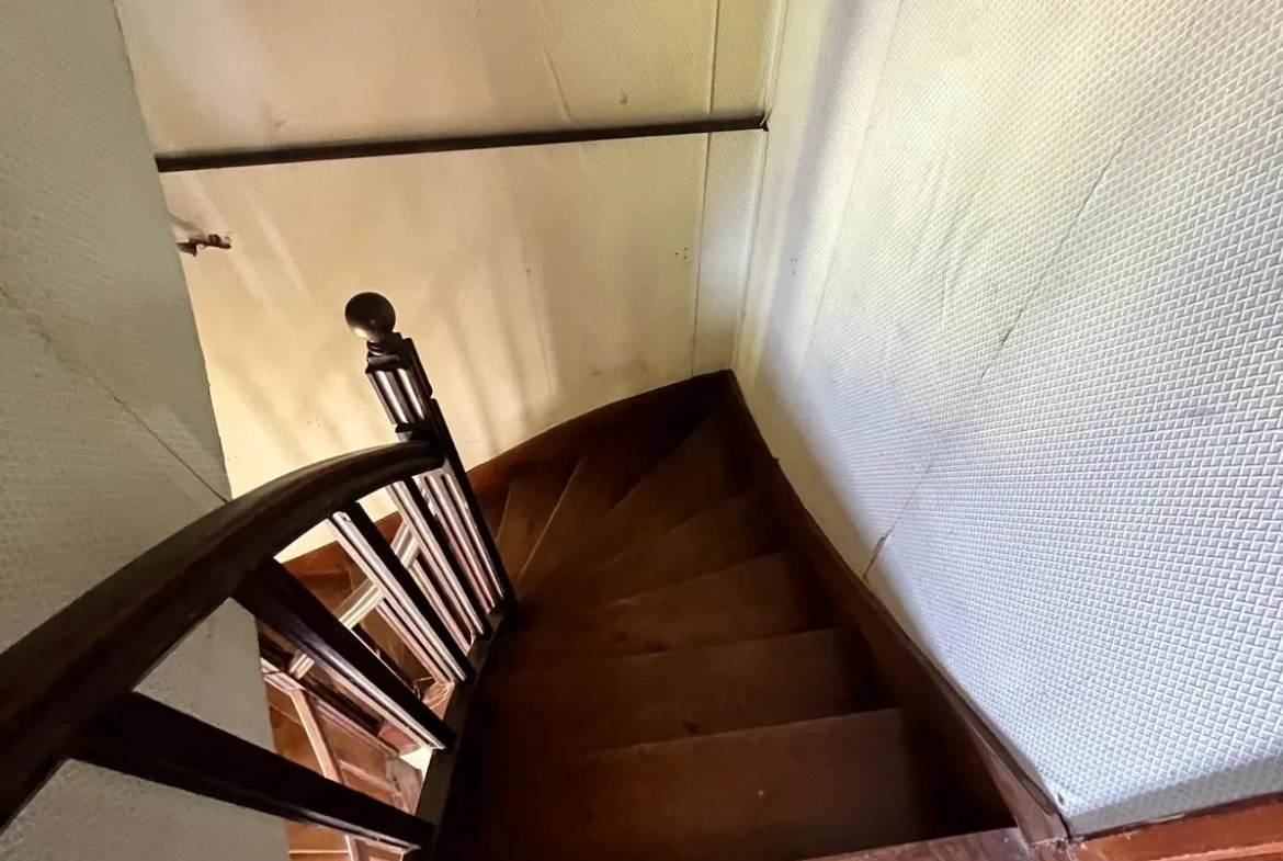 À vendre maison de ville à Guise, 98.9 m² à rénover, garage et cour privée 