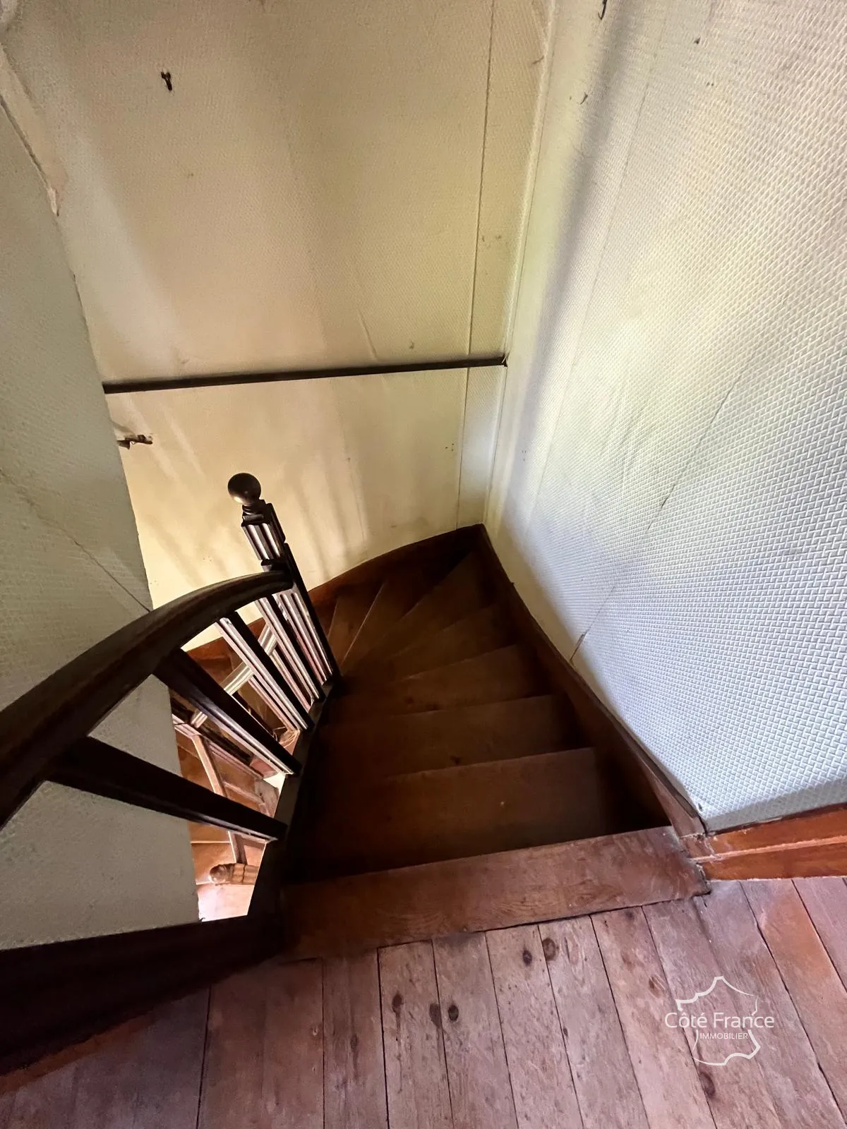 À vendre maison de ville à Guise, 98.9 m² à rénover, garage et cour privée 