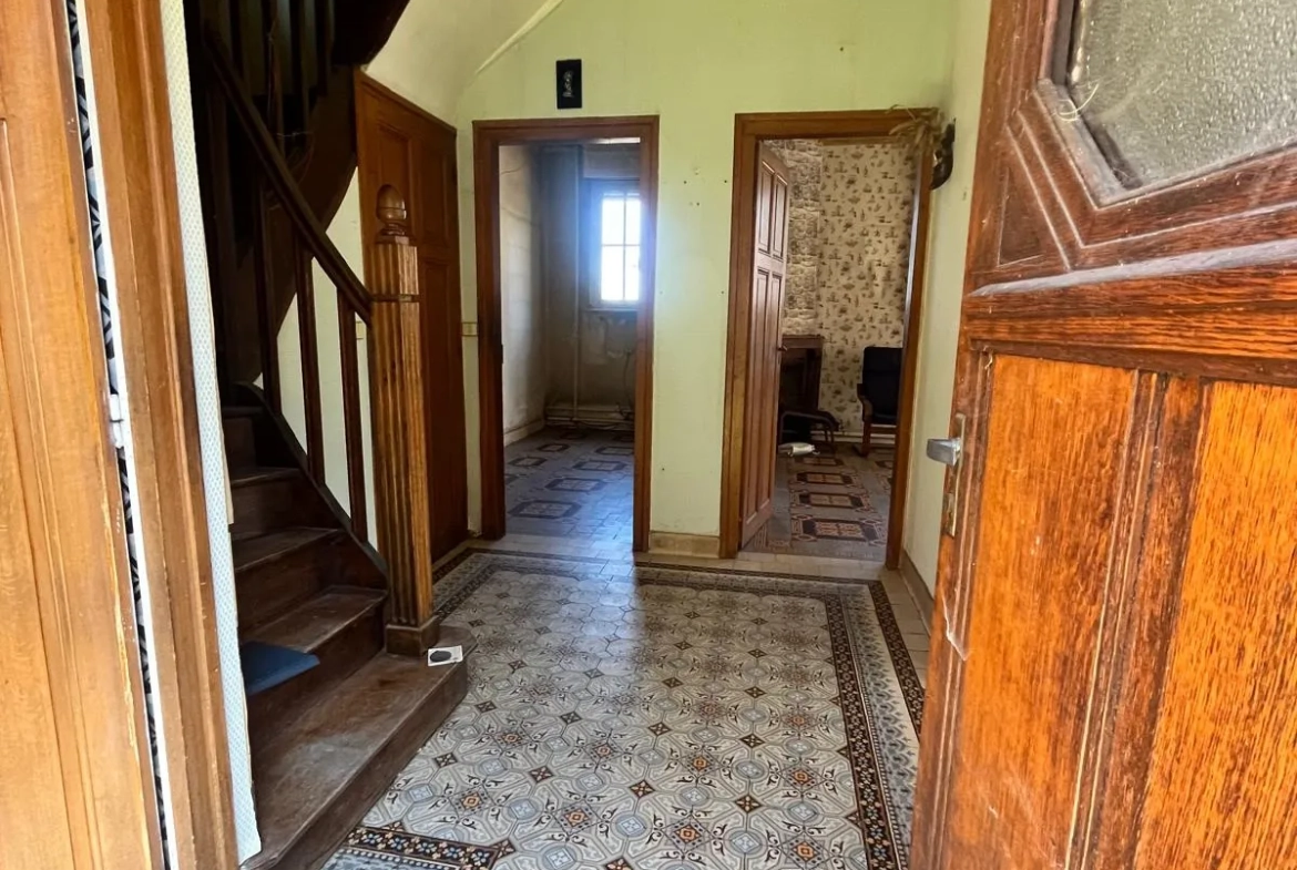 À vendre maison de ville à Guise, 98.9 m² à rénover, garage et cour privée 