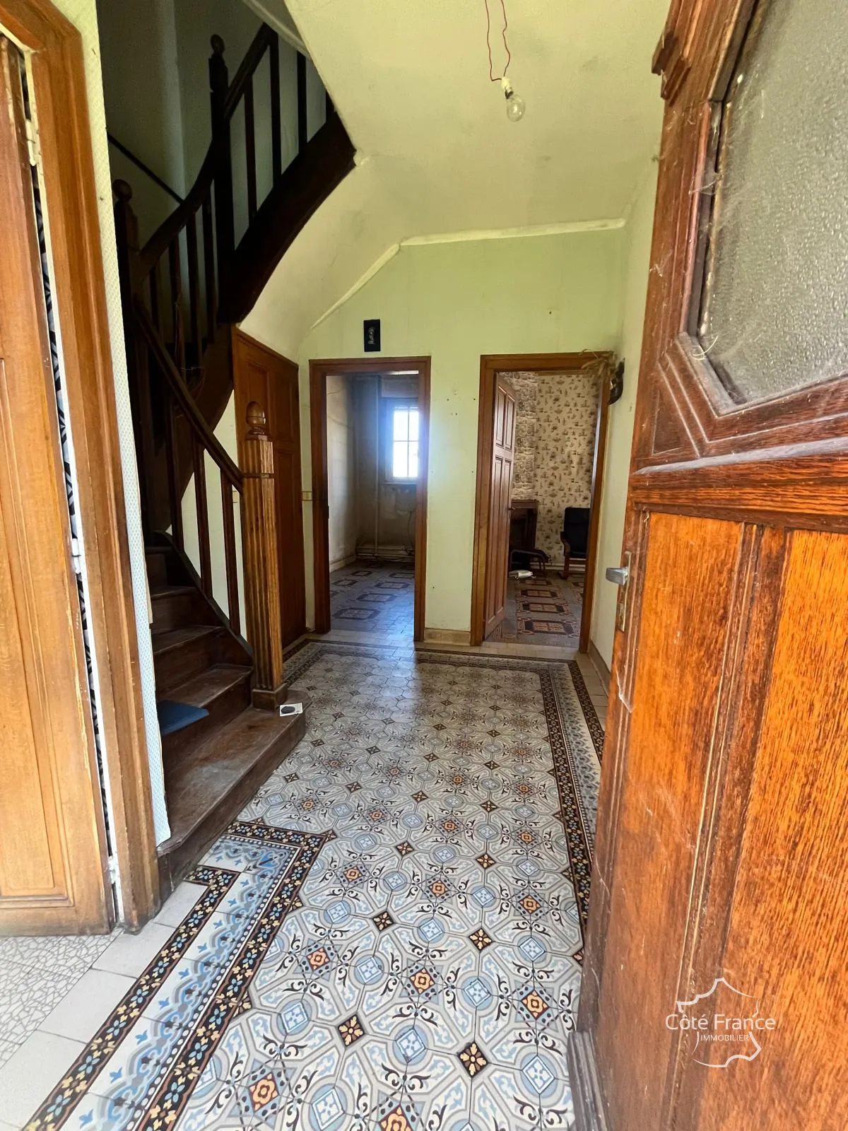 À vendre maison de ville à Guise, 98.9 m² à rénover, garage et cour privée 